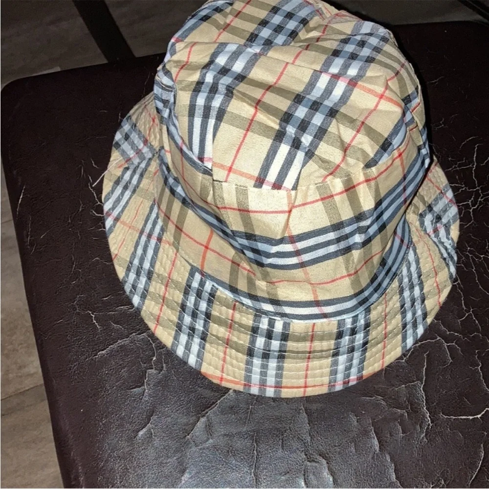 LAST ONE ☝️ AVAILABLE 🦆- 🎩BEAUTIFUL reversible BUCKET HATS 🎩